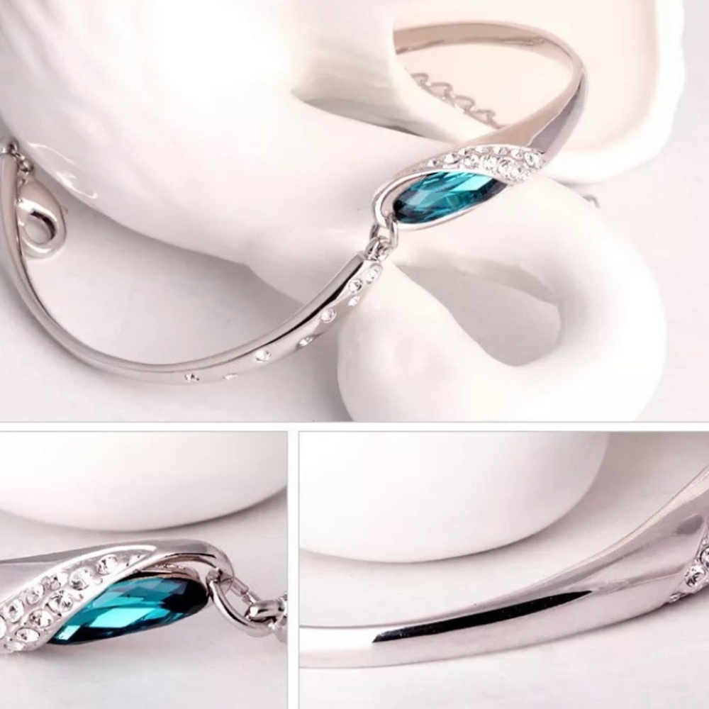💙🆕 Beautiful Rhinestone & Crystal Bangle Bracelet - Picture 4 of 4
